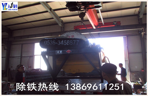 2.遠(yuǎn)力磁電專業(yè)生產(chǎn)各種設(shè)備 干式磁選機,濕式磁選機,赤鐵礦磁選機,褐鐵礦磁選機,鏡鐵礦磁選機,錳礦磁選機等.擁有精良的加工設(shè)備,雄厚的科研力量,先進(jìn)的工藝編排和現(xiàn)代化的管理,是磁選機設(shè)備定點生產(chǎn)企業(yè).我們?yōu)榭蛻籼峁﹥?yōu)質(zhì)的售前技術(shù)服務(wù),認(rèn)真介紹各種設(shè)備的技術(shù)特點.要求及用途,為客戶提供詳盡的設(shè)備配置和合理的報價,在保證質(zhì)量的前提下盡量降低客戶的投資成本.我廠有各類小型磁選機試驗設(shè)備,可為用戶免費做選礦試驗.