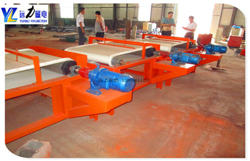 干式磁選機工作原理及參數(shù),遠力磁電生產(chǎn)的干式磁選機,所選擇的礦物主要是石英砂,石英砂其實是一種重要的非金屬礦物,主要是被石英石加工破碎.石英砂的一個重要應用是作為陶瓷體和釉料原料使用,但往往含有赤鐵礦,褐鐵礦,黑云母等雜質(zhì).  　　1.干式磁選機的工作原理  　　石英砂干式高強磁磁選機可以去除一種鐵雜質(zhì),提高煅燒后石英砂的亮度,以及陶瓷制品的光澤度,從而提高產(chǎn)品的價值石英砂干式高強度磁選機使用帶式分選結構,在整個工作區(qū)從進料到物料,由帶驅動的材料,物料可以進行多次磁力攪拌,同時起到水沖洗的作用,去除磁性尾礦,帶有磁性將礦物輸送到選板機的退磁區(qū),使得具有磁性的礦物通過退磁裝置去除,完成修整過程,機器功率小,處理量大,磁場強度高,實現(xiàn)質(zhì)量好,可以獲得更大的效益.